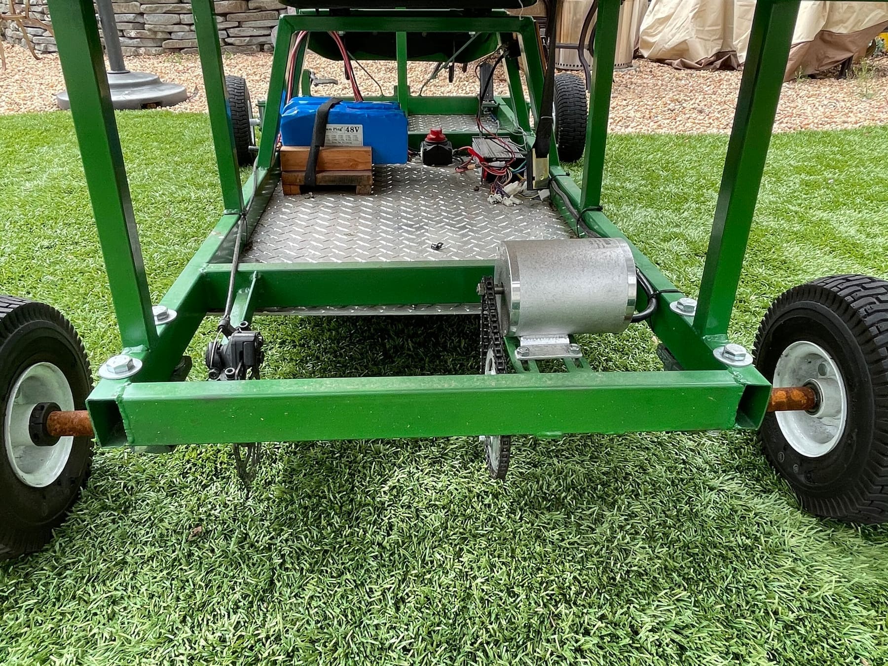 Motor mount at the rear axle